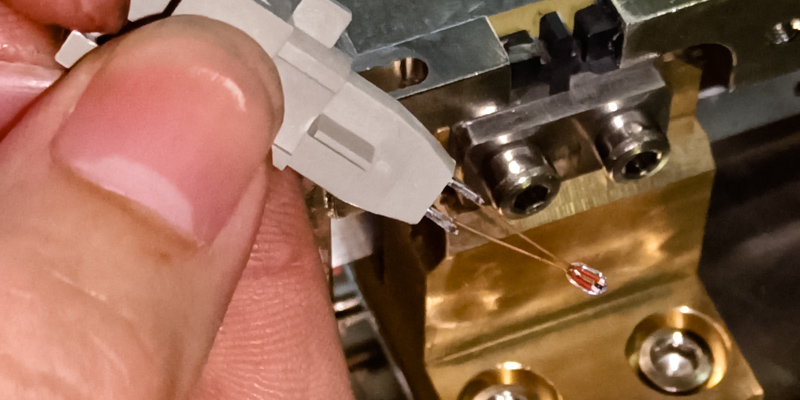 精密雙壓方焊接機(jī)-NTC電阻焊線機(jī) - 線束整形焊接機(jī) - 6 NTC玻封熱敏電阻杜鎂絲引線與溫度傳感器PIN腳焊接