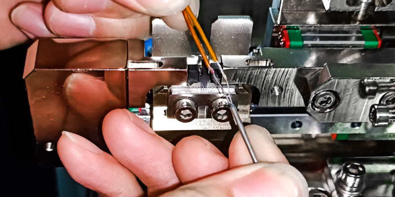 精密雙壓方焊接機(jī)-NTC電阻焊線機(jī) - 線束整形焊接機(jī) - 7 電加熱管導(dǎo)線與高溫線焊接